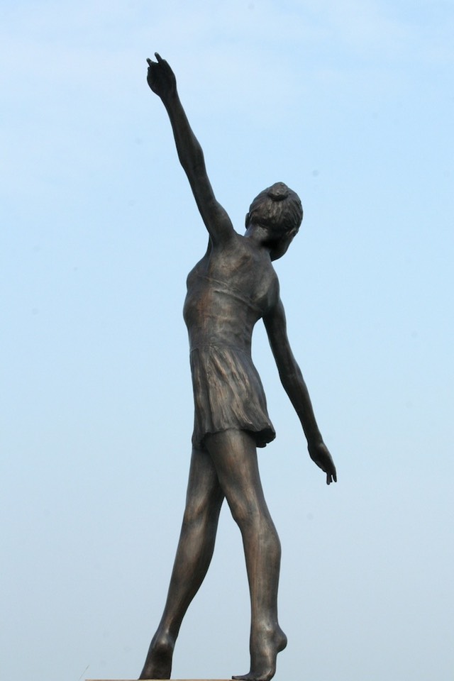 Ballet dancer in bronze 
